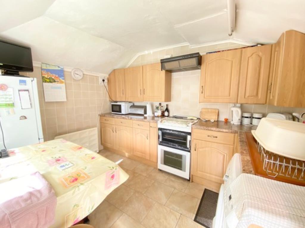 Lot: 130 - CHARACTER COTTAGE WITH GARDEN IN EXTREMELY SOUGHT AFTER LOCATION -